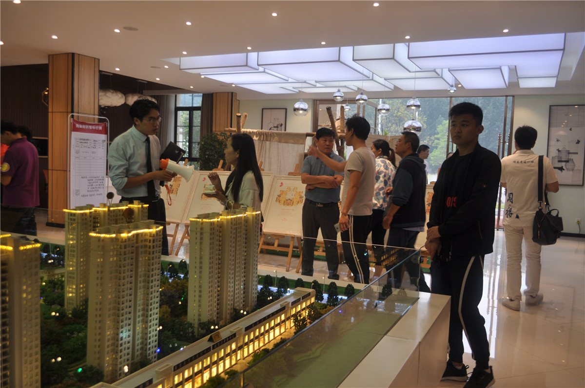 在售楼大厅里交流经验