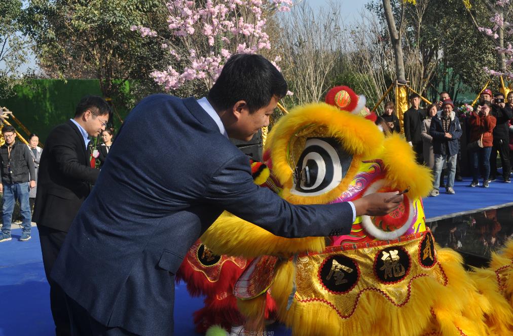 3000亩大沙河畔现房,建业纯洋房,清盘钜惠中!项目规划：14栋纯电梯洋房和1栋会客厅，小区规划仅有522户，低密宜居。物业：建业物业服务公司。 房屋产权年限：70年产权。 交房标准：毛坯交付，赠送新风系统、中央空调、九重智能安防系统。电话：0391-8768882