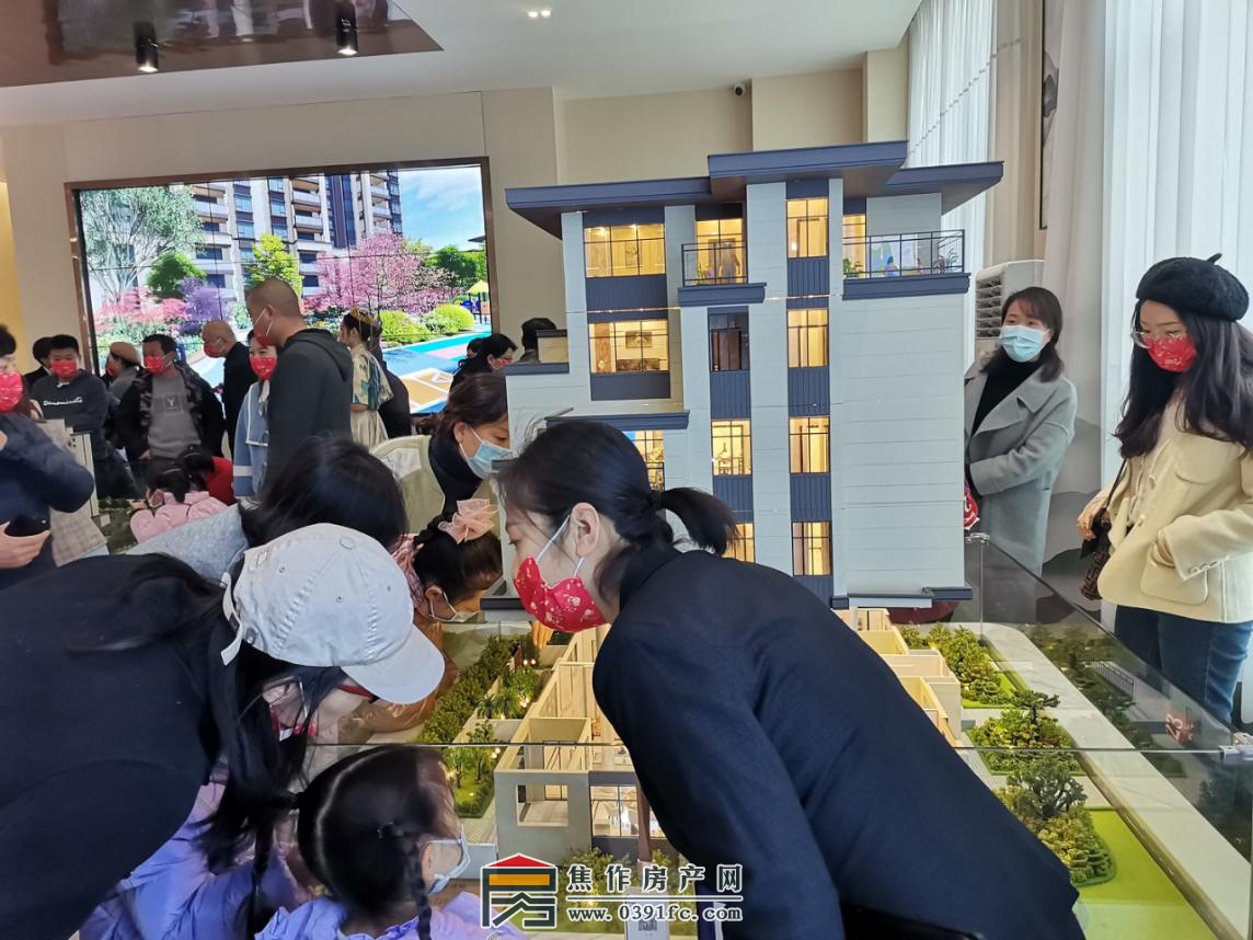  二月初二龙抬头，鸿运当头万事顺。3月14日上午，飞天·时代锦苑营销中心璀璨亮相，现场人气爆棚，盛况空前，以沸燃全城之势，潮领一城仰望。河南新时代交通发展集团有限公司领导、焦作市飞天置业有限公司领导、社会各界精英人士及媒体嘉宾亲临活动现场，共同见证这一非凡时刻。