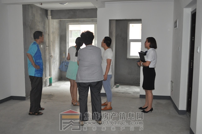 置业顾问带看房网友实地考察各个户型