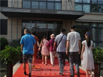 6月18日小虎看房团走进建业公园里