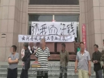 焦作云河丹堤因欠薪数百万被堵门，农民工冒雨讨薪