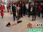 焦作开发商延期交房 业主维权遭车撞【图】