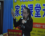 获奖学员和提供奖品的常绿负责人合影