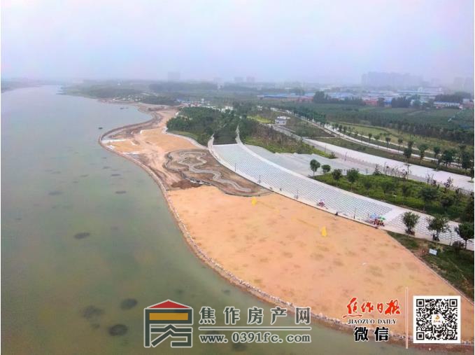 8月17日,在大沙河北岸,迎宾路与民主路之间河滩内,一处黄色的沙滩格外